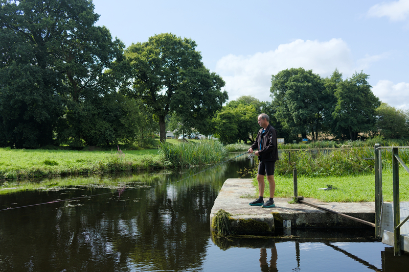 On rencontre aussi des pêcheurs sur le canal et le long du Blavet