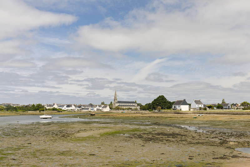 l'église Sainte-Radegonde au loin