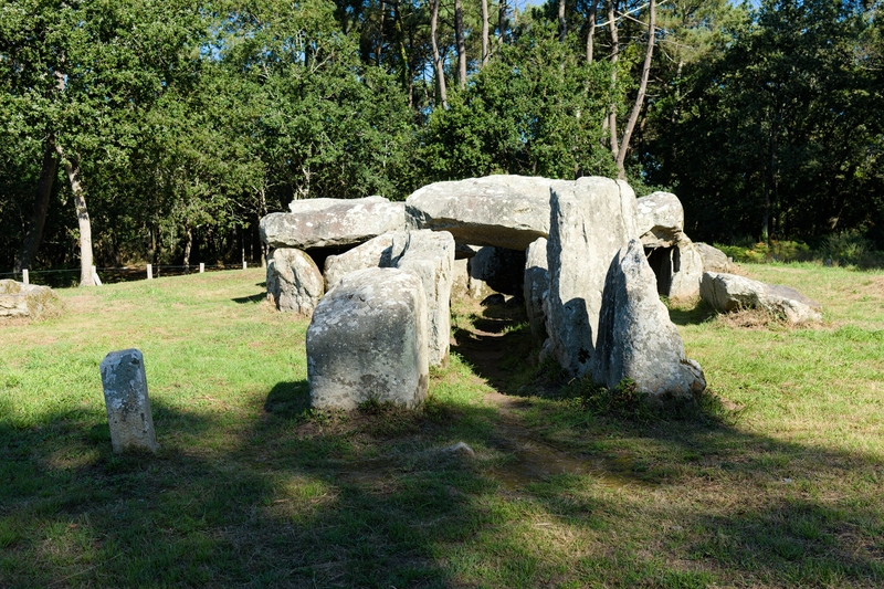 Dolmen sur le bord la route