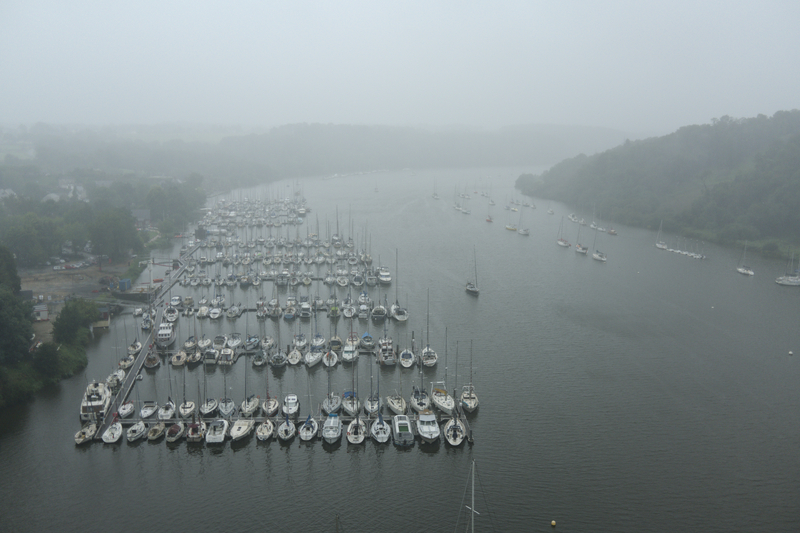 Arrivés à La Roche-Bernard sous une brume pluvieuse