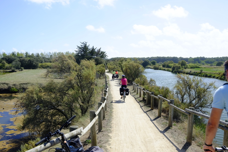 On passe par des marais