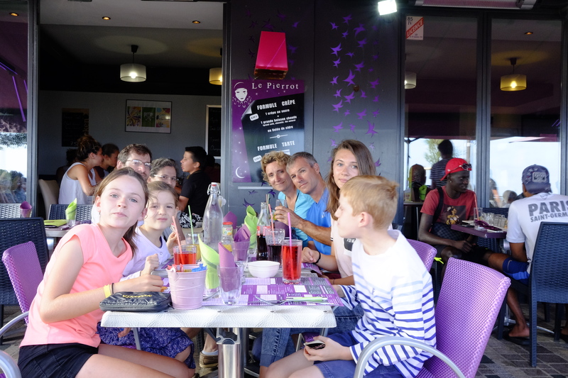 On est arrivé aux Sables d'Olonne où nous accueillent Cécile, Bruno, Gabriel et Clémance