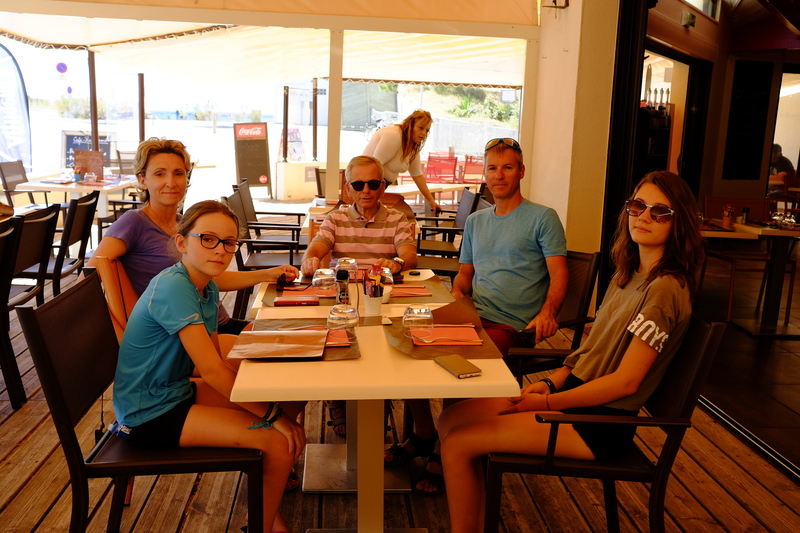 Nous déjeunons dans un restaurant avant de partir à Grézac