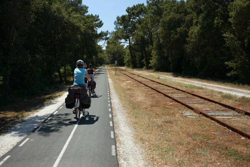 Nous prenons la vélodyssée, qui longe ici la voie ferrée du petit train, en direction de notre camping