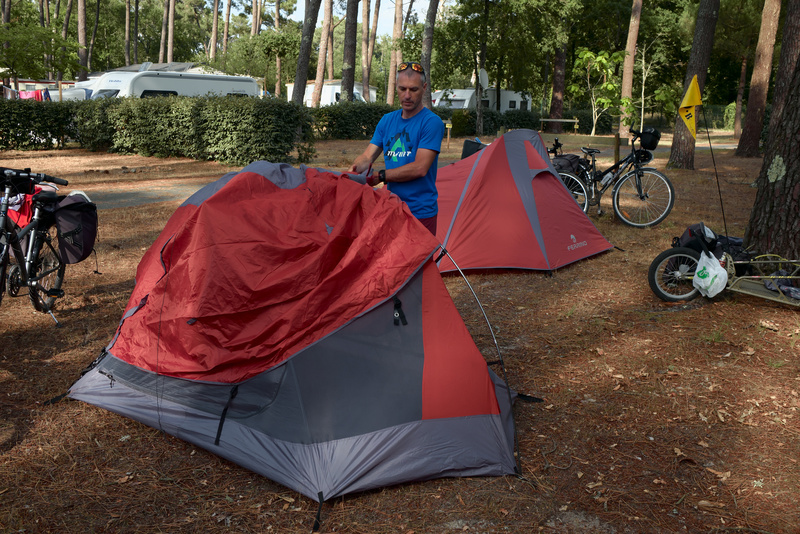 Arrivés au camping ... reste à monter les tentes. Et devinez qui se farcit le montage ?