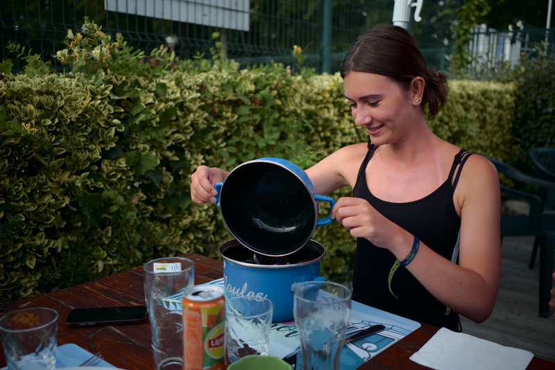 Tess qui sourit aux moules ... pour la dernière fois. Elle aura le mérite d'y avoir goûté