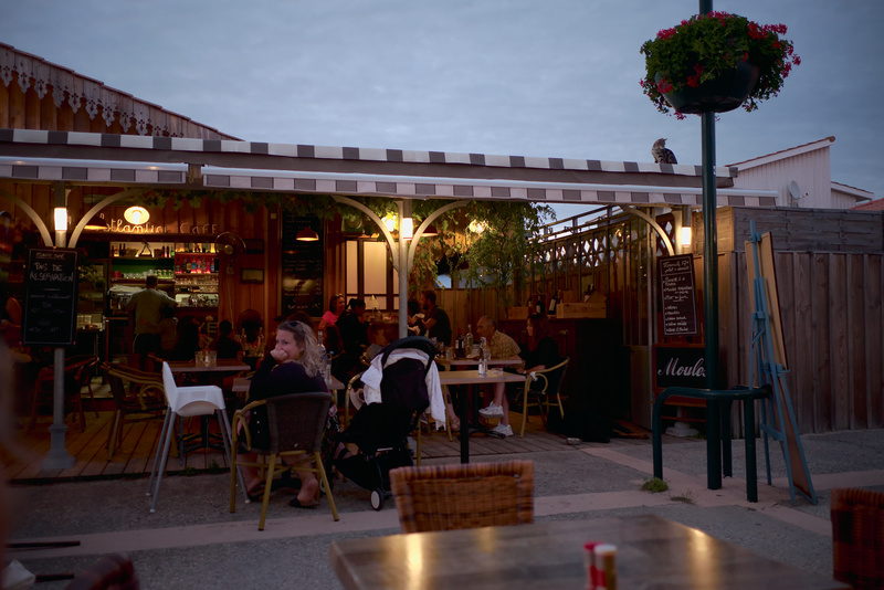 Dîner dans une brasserie, près de la plage