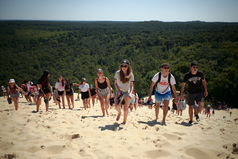 Pendant que Laurence prend l'escalier, nous montons à même la dune