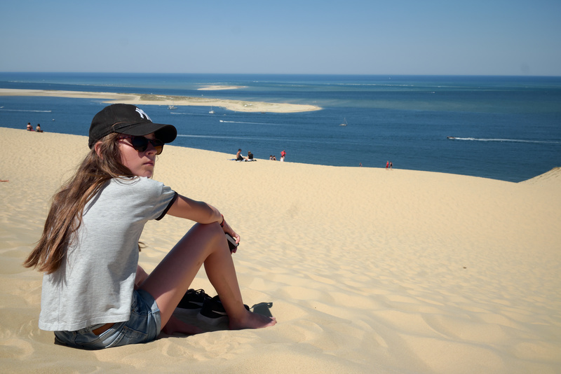 Contemplation de l'océan, en haut de la dune