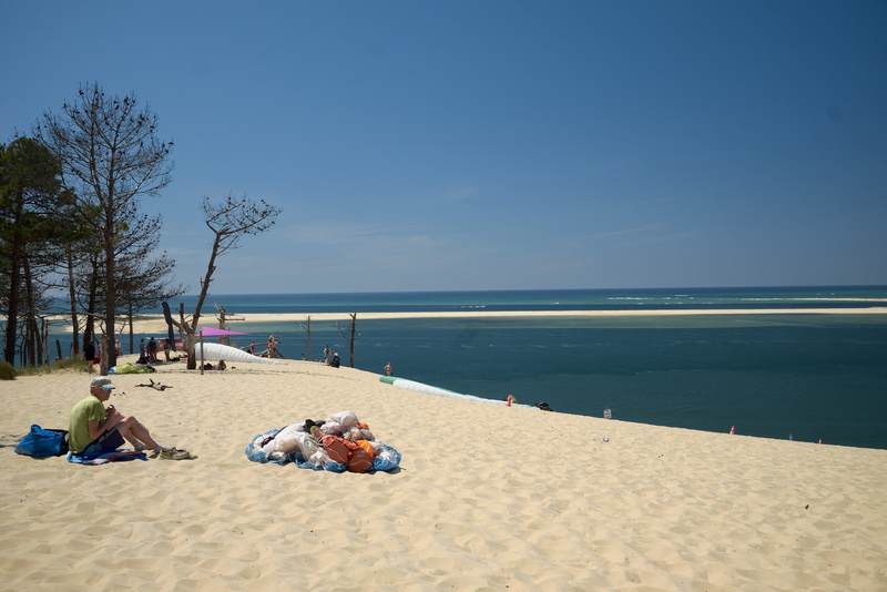 En haut d'une dune, un spot de décollage de parapentes