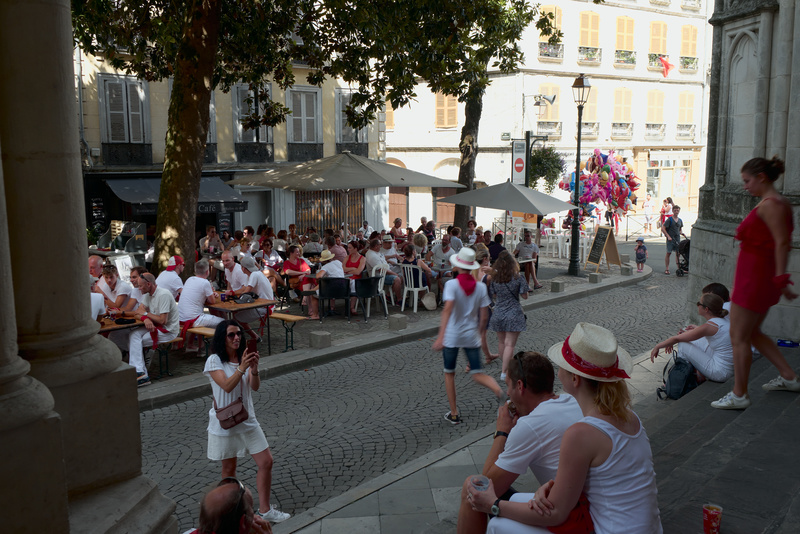 Ce premier jour des fêtes, les rues sont déjà animées
