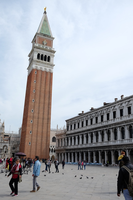 Non, décidément ils ont du mal avec leurs tours (ici le Campanile sur la place San Marco) !
