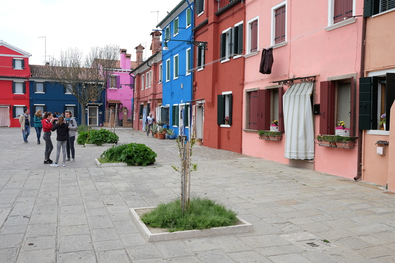 Après Murano, visite de Burano, une autre île, encore plus éloignée, avec ses maisons aux couleurs vives
