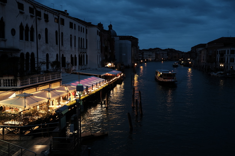Retour à Venise. Laurence et moi nous nous promenons à nouveau le soir dans les rues de Venise