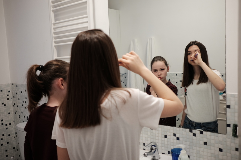 Les filles en plein lavage de dents !