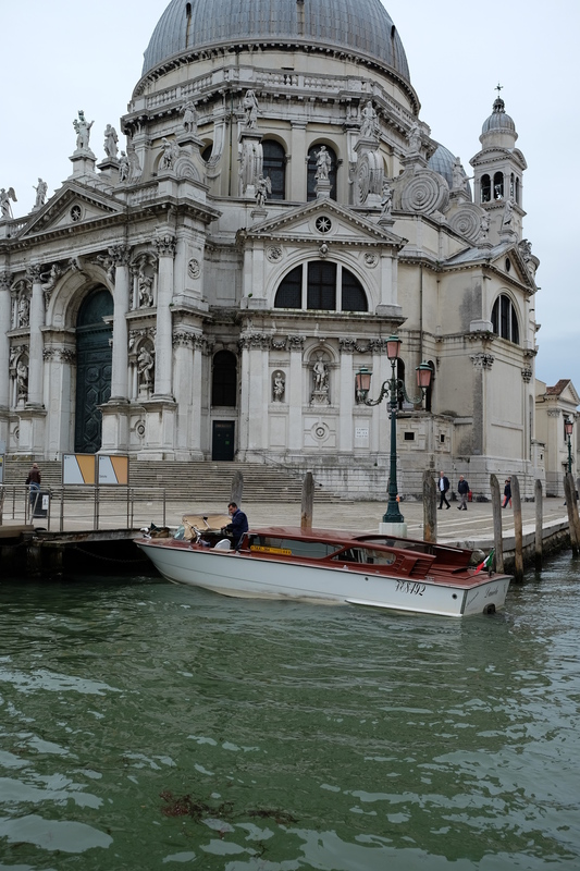 Nous nous arrêtons au pied de la Basilique Santa Maria della Salute...