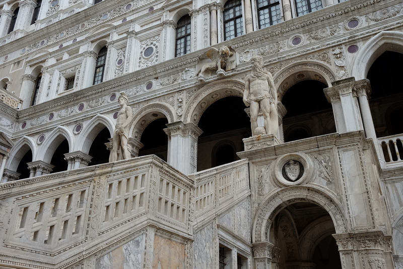 Escalier de marbre avec de part et d'autre Mars et Neptune, et en haut le lion ailé de Venise