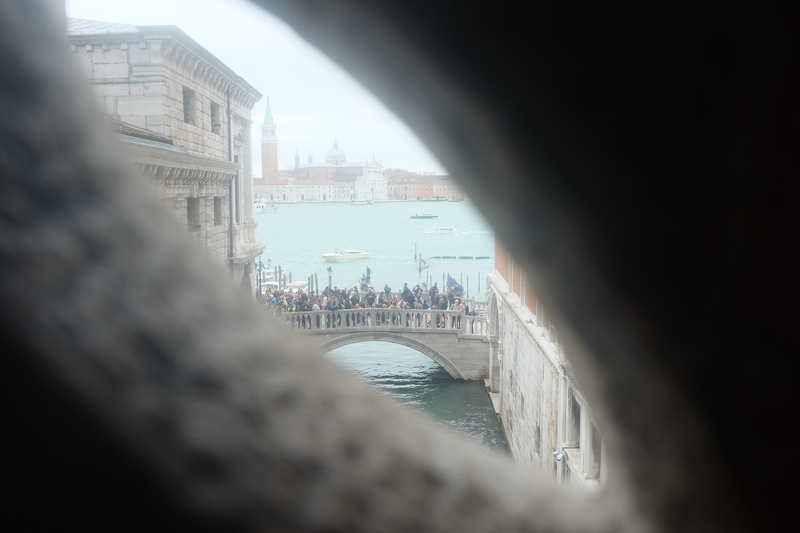 Vue du Pont des Soupirs qui relie le palais à sa prison