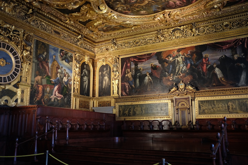 Une des salles du Conseil, richement décorée comme toutes les autres pièces du palais