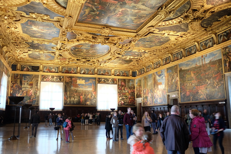 La plus grande salle d'Europe : 25m de large sur 50m de long et 12m de haut