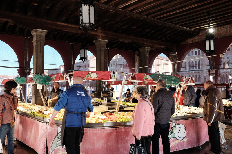... à l'un des marchés réputés de Venise