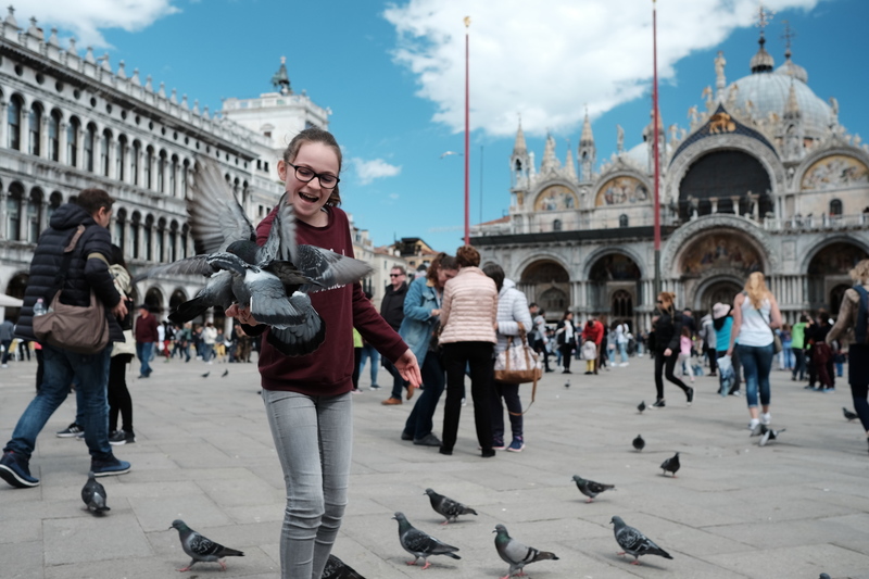 Nous avons apporté un petit sac de riz pour faire venir les pigeons sur les mains des filles