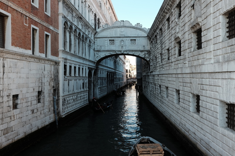 Le Pont des Soupirs vue de l'extérieur. Le nom du pont vient des soupirs que poussaient les prisonniers lorsqu'ils étaient amenés de la prison devant leurs juges dans le palais