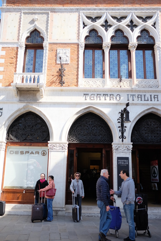 Un ancien théatre, maintenant un Spar (magasin d'alimentation)