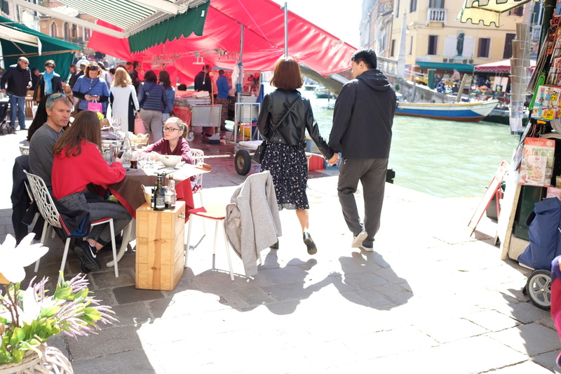... on profite de Venise à l'une des terrasses d'une tratorria bien fréquentée par les italiens