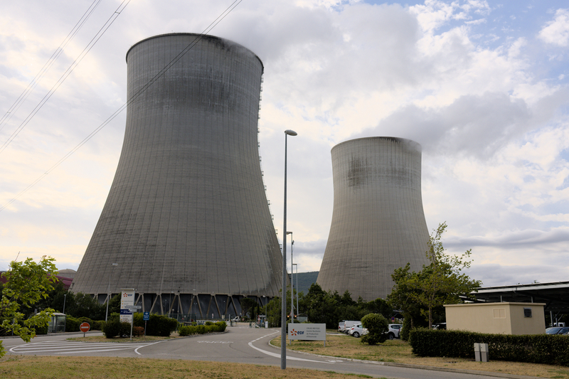Une centrale nucléaire avec ses cheminées de refroidissement