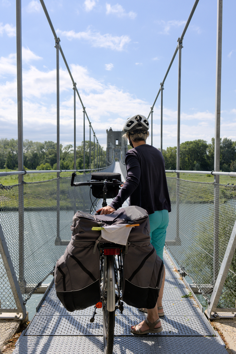Hum... Laurence pas du tout rassuré. J'ai dû l'accompagner pour traverser ce pont