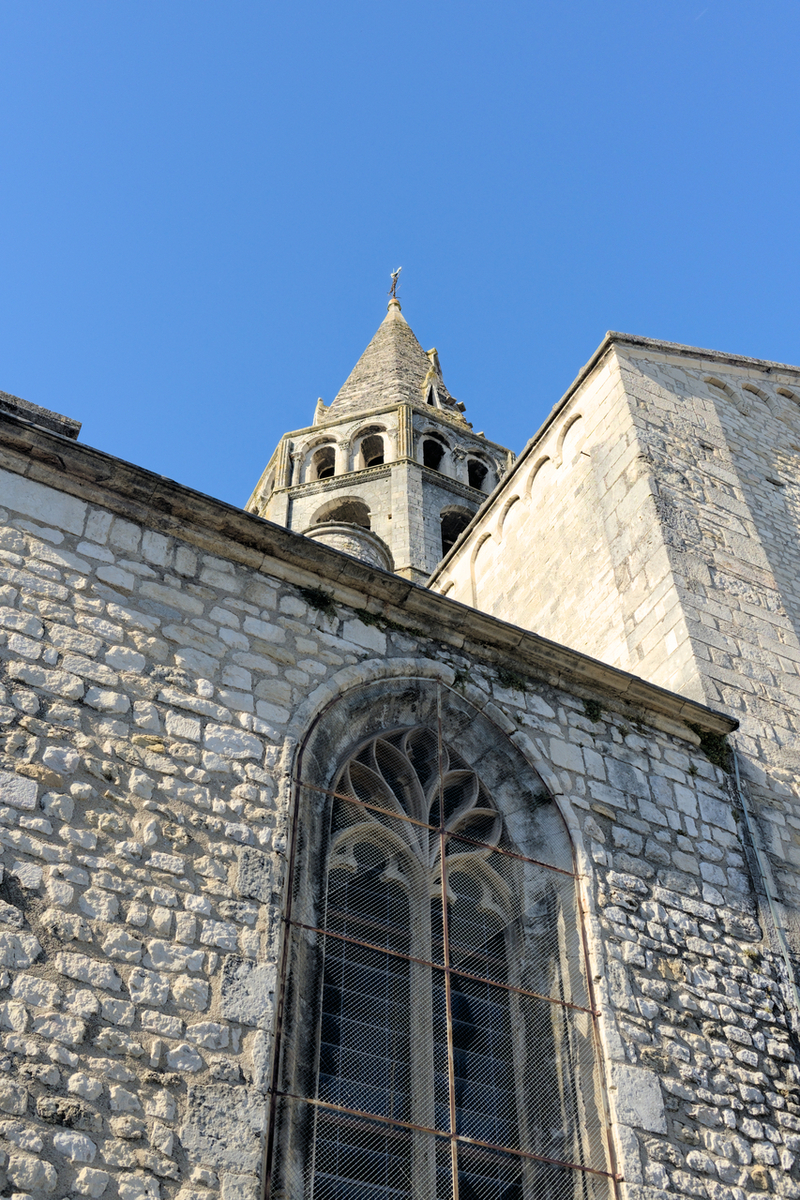 L'église massive de Bourg-Saint-Andéol