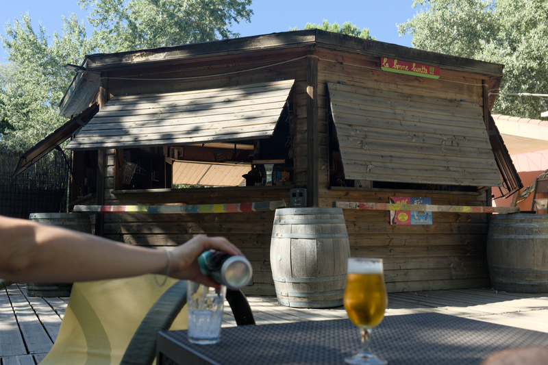 Après ~60km de vélos le matin et un bon pique-nique, rien de tel que de se désaltérer à l'ombre au camping L'Art de Vivre