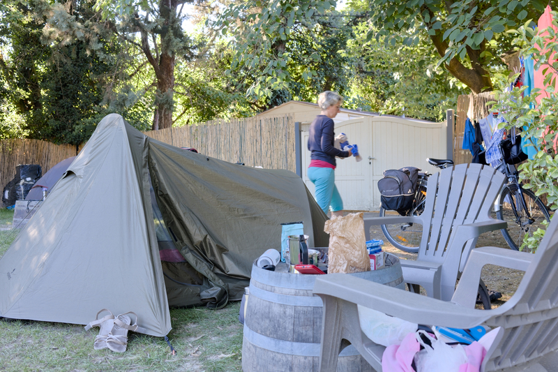 Au camping Tartarin à Tarascon, en face de Beaucaire, sur l'autre rive du Rhône. Avec une prestation spéciale moustiques et odeurs fétides